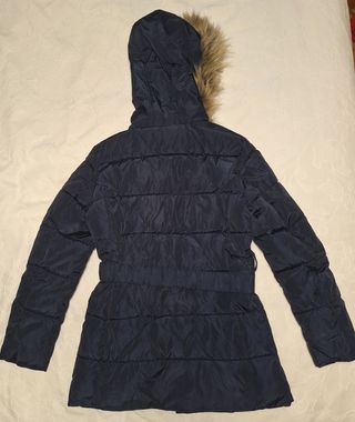 Abrigo azul con capucha y cinturón