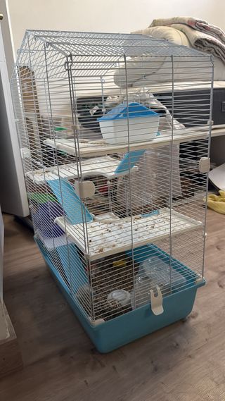 Jaula para hámster azul y blanca