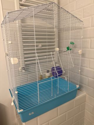 Jaula para hámster azul y blanca