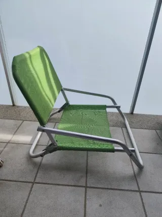 Silla baja playa verde y plateada