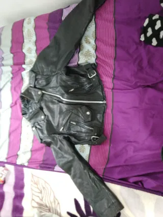 Cazadora de cuero negra impecable