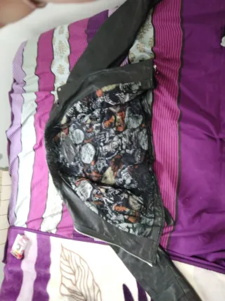 Cazadora de cuero negra impecable