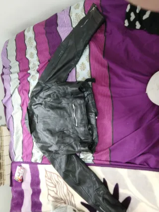 Cazadora de cuero negra impecable