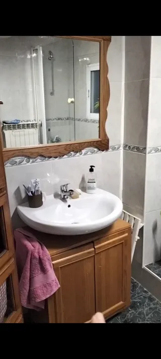 Mueble bajo lavabo y espejo