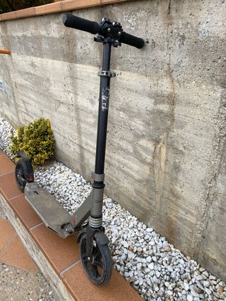 Patinete con suspensión delantera y trasera