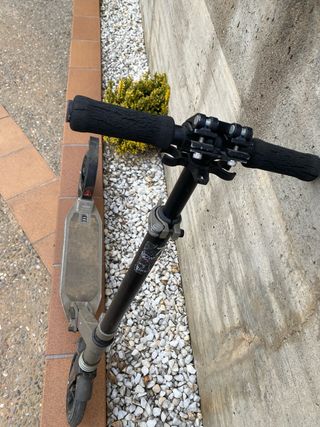 Patinete con suspensión delantera y trasera