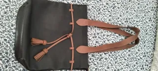 Bolso de piel negro y marrón