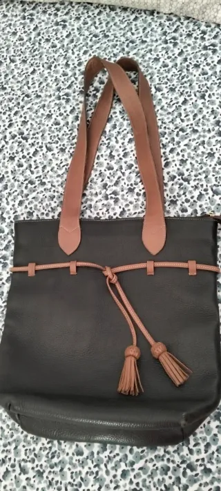 Bolso de piel negro y marrón