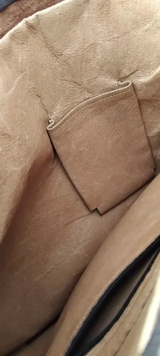 Bolso de piel negro y marrón