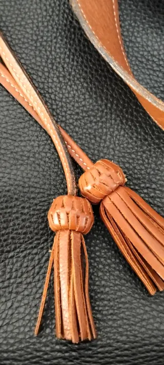 Bolso de piel negro y marrón