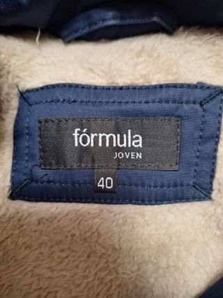 Abrigo azul con capucha y pelo