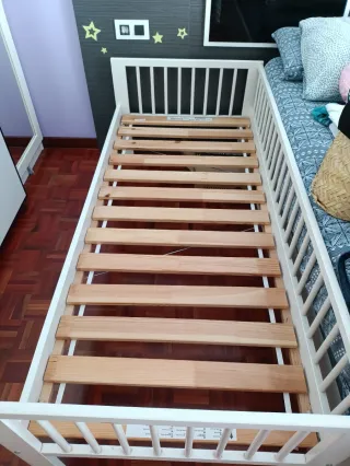 Cama individual blanca y madera, medidas  70x1.60