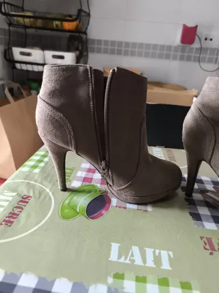 Botines tacón plataforma Xti marrones ante