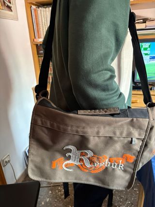 Bandolera Reebok grande beige y marrón