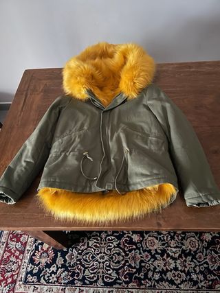 Cappotto verde con cappuccio e pelliccia gialla