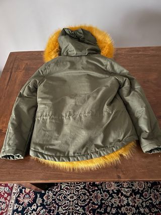 Cappotto verde con cappuccio e pelliccia gialla
