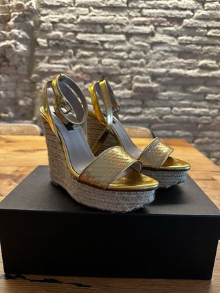 Sandalias cuña doradas de Zara