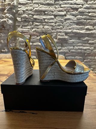 Sandalias cuña doradas de Zara