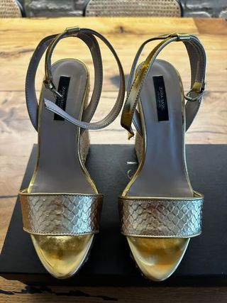 Sandalias cuña doradas de Zara