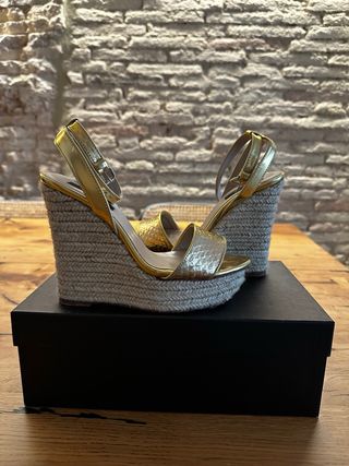 Sandalias cuña doradas de Zara