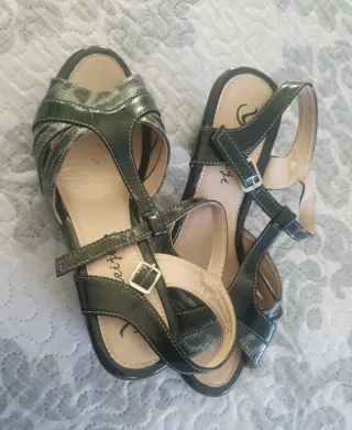 Sandalias tacón negras y plateadas