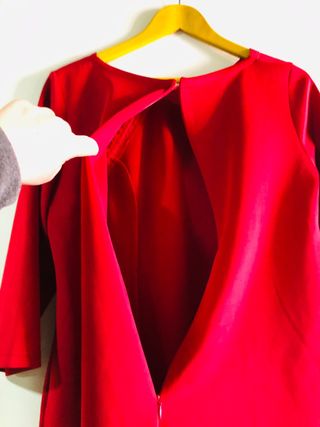 Vestido rojo elegante con botones dorados