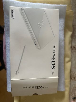 Caja Nintendo DS Lite con manuales
