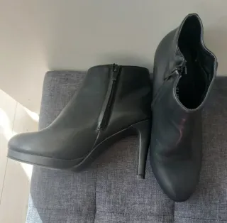 Stivaletti neri con tacco