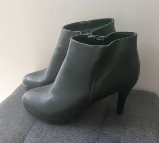 Stivaletti neri con tacco