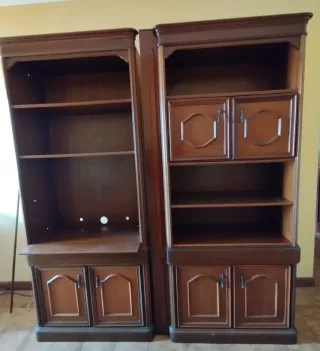 Mueble de madera con puertas