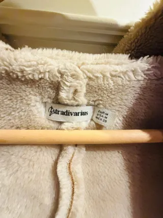 Abrigo beige y marrón con capucha