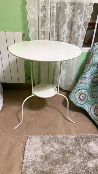 Mesa redonda de metal blanca