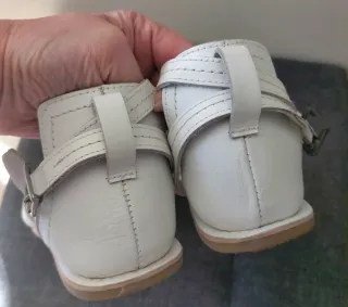 Sandali donna bianchi con borchie