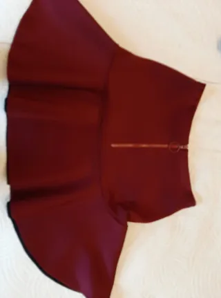 Falda Silvia Godino Talla M Granate, es de Neopren