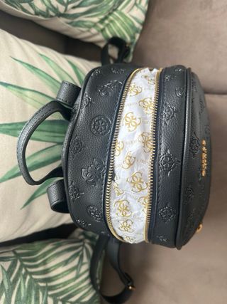 Mochila y monedero Guess negros