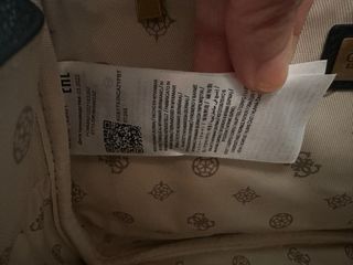 Mochila y monedero Guess negros