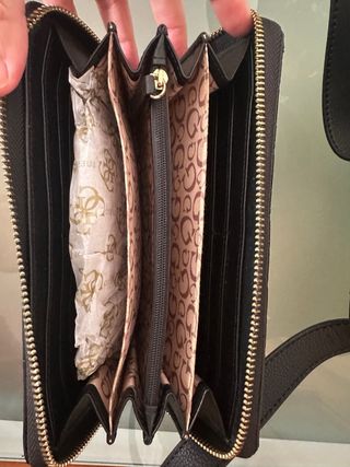 Mochila y monedero Guess negros