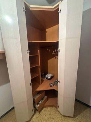 Armadio Angolo in Legno Bianco e Marrone