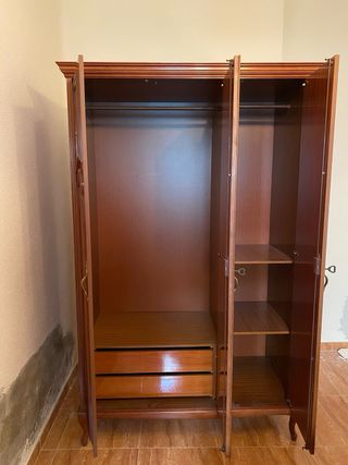 Armario antiguo madera barnizada 3 puertas