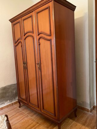 Armario antiguo madera barnizada 3 puertas