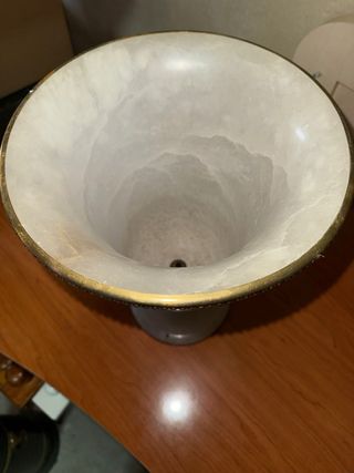 Jarrón de mármol con detalles dorados