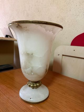Jarrón de mármol con detalles dorados
