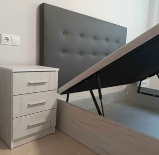 Cama con cabecero tapizado