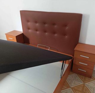 Cama con cabecero tapizado