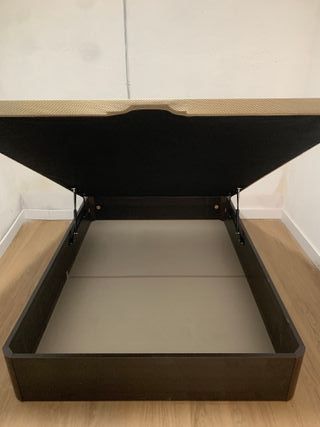 Cama con cabecero tapizado