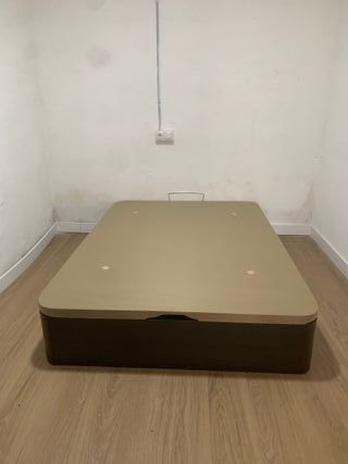 Cama con cabecero tapizado