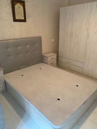 Cama con cabecero tapizado