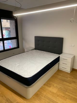 Cama con cabecero tapizado