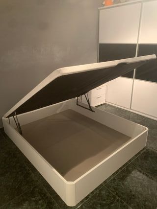 Cama con cabecero tapizado