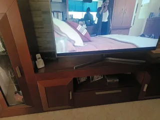 Mueble de salón madera y cristal